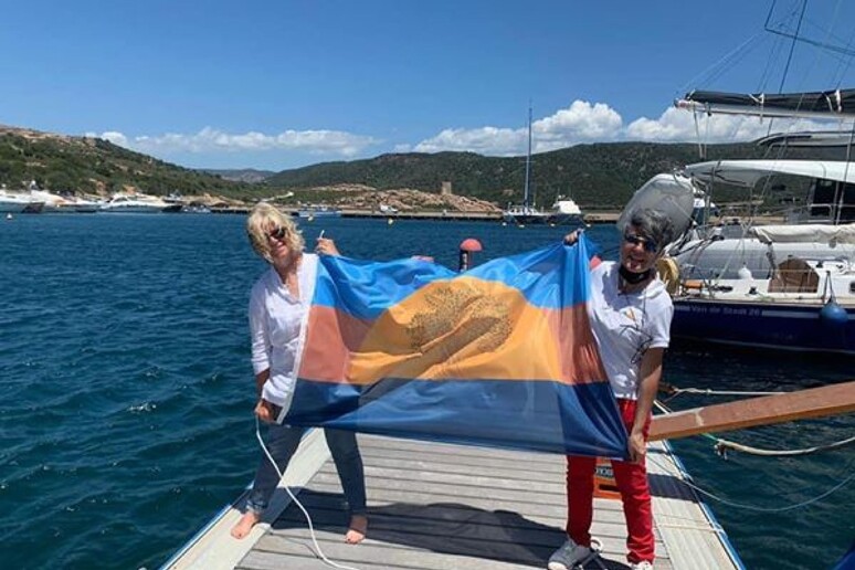 A sinistra Donatella Bianchi di Linea Blu issa la bandiera del Mediterraneo -     RIPRODUZIONE RISERVATA
