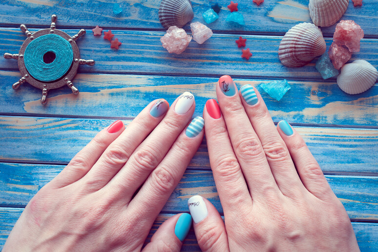 Manicure e unghie laccate ispirate al mare foto iStock. - RIPRODUZIONE RISERVATA