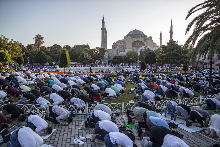 Preghiera per la Festa del Sacrificio sulla spianata della moschea di Santa Sofia a Istanbul © ANSA/EPA