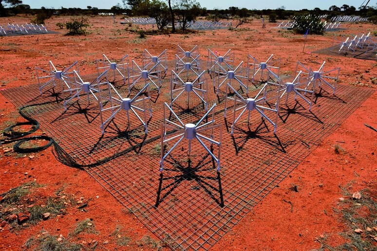 Le antenne del Murchison Widefield Array nel deserto australiano (fonte: MWA Project/Curtin University) - RIPRODUZIONE RISERVATA