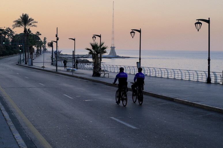 Poliziotti in bicicletta sul lungomare di Beirut deserta © ANSA/EPA