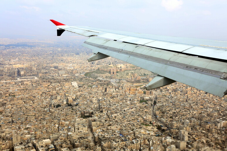 Velivolo della Syrianair in volo sopra la città di Aleppo -     RIPRODUZIONE RISERVATA