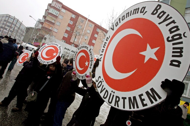 Protesta di fronte al tribunale a Istanbul durante il processo di 5 giornalisti -     RIPRODUZIONE RISERVATA
