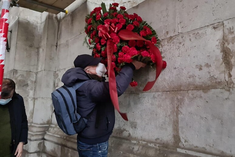 Centenario Pci: fiori rossi alla lapide che a Genova ricorda i partigiani morti - RIPRODUZIONE RISERVATA