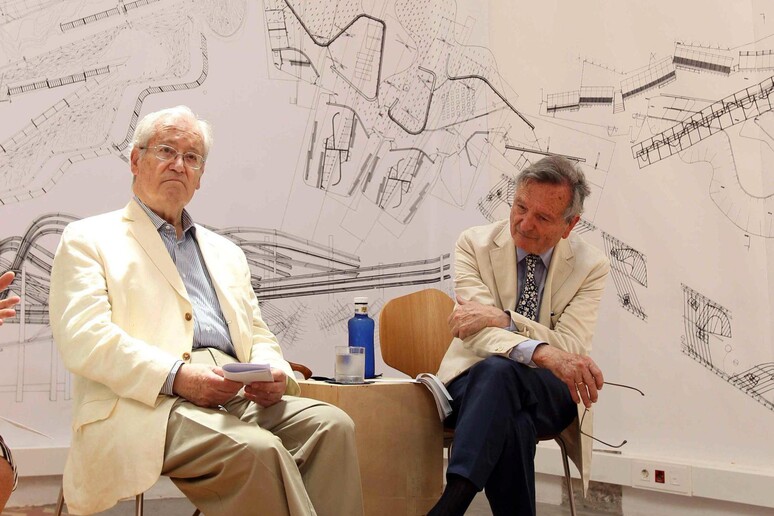 A sinistra l 'architetto Oriol Bohigas durante un incontro a Barcellona -     RIPRODUZIONE RISERVATA