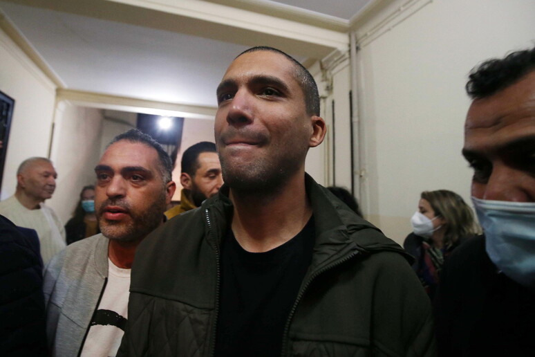 Il giornalista Khaled Drareni alla sua uscita dal carcere il 19 febbraio scorso © ANSA/EPA