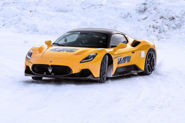 Maserati MC20, il Dna racing non teme ghiaccio e neve © ANSA/Maserati Press