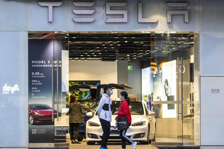 Wsj, Cina limita uso auto Tesla, timori legati a sicurezza © ANSA/EPA