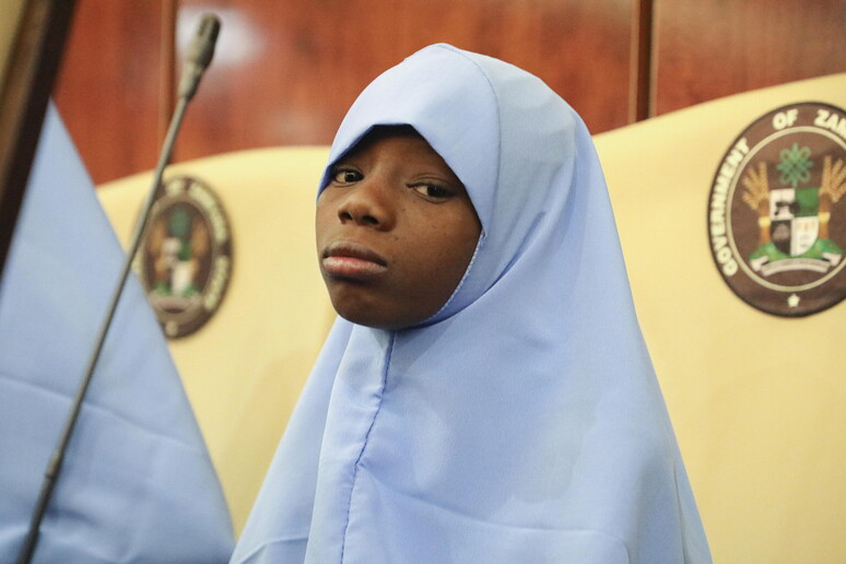 Una delle ragazzine della scuola secondaria di Jangebe in Nigeria rapite da uomini armati e poi liberate © ANSA/EPA