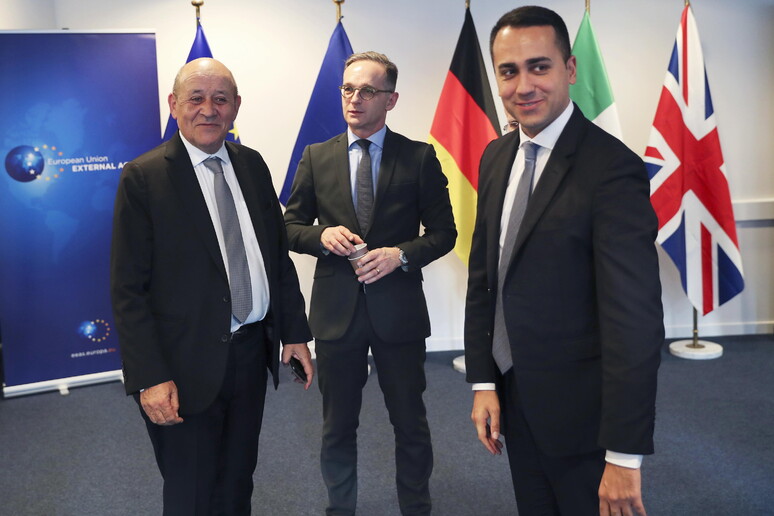 Da sinistra a destra i ministri degli Esteri Le Drian, Maas e Di Maio prima di una riunione sulla Libia a Bruxelles -     RIPRODUZIONE RISERVATA