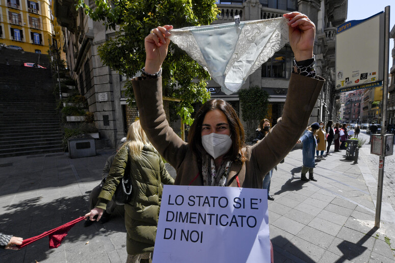 Covid-19: Panty flash mob in Naples,  'to reopen everyone ' - RIPRODUZIONE RISERVATA