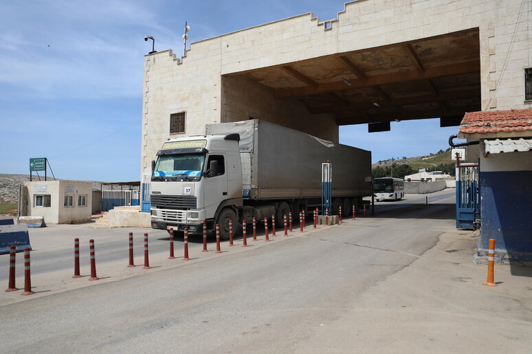 Arrivo delle prime dosi di Astrazeneca a Idlib, Siria © ANSA/EPA