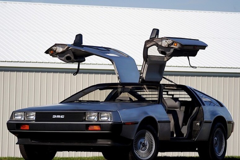Auto, all 	'asta replica della DeLorean di "Ritorno al futuro" - RIPRODUZIONE RISERVATA