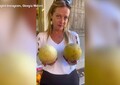 Elezioni, Meloni scherza sui social: regge due meloni in un video