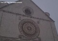 Nevica ad Assisi e i frati della Basilica di san Francesco in Assisi giocano a palle di neve
