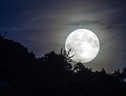 La Superluna è una Luna piena che si trova nel punto della sua orbita più vicino alla Terra (ANSA)