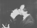 La foto storica del 1991 che ritrae l'immunologo Ferdinando Aiuti mentre bacia una donna sieropositiva per combattere lo stigma contro le persone con Hiv. (ANSA)
