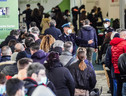 Persone in attesa di ricevere il vaccino anti-Covid alla Mostra d'Oltremare a Napoli (ANSA)