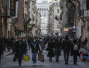 Gente in strada a Roma (ANSA)