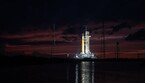 Il razzo Space Launch System (SLS) della NASA con la navicella Orion mentre i team configurano i sistemi per tornare all'edificio di assemblaggio del veicolo. credit: NASA/Joel Kowsky (ANSA)