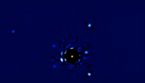 4 punti di luce sono i pianeti che orbitano intorno alla stella centrale, coperta da un disco nero per oscurarne la luminosità (fonte: Jason Wang/Northwestern University) (ANSA)
