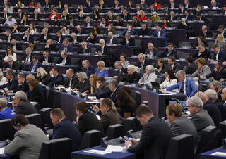 Una votazione durante la sessione plenaria dell'Eurocamera a Strasburgo (ANSA)