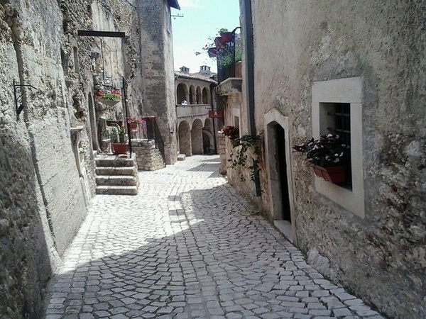 Casa e soldi a chi va a vivere in borgo dell'Abruzzo, il caso sulla Cnn © ANSA