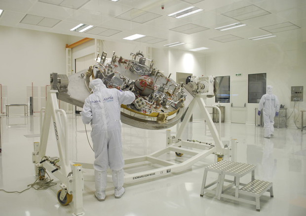 Tecnici al lavoro sul modulo di dimostratrivo discesa della missione ExoMars 2016, nella camera super-pulita degli stabilimenti di Torino della Thales Alenia Space (fonte: Thales Alenia Space) © Ansa