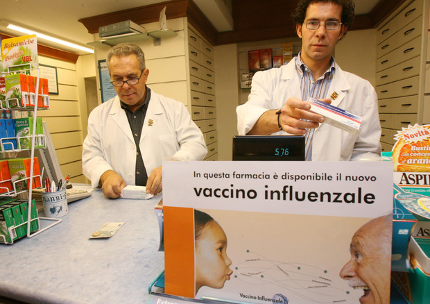 Vaccino antinfluenzale in farmacia (foto d'archivio) © ANSA