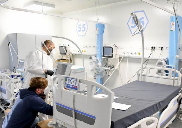 Tecnici ed infermieri allestiscono nuovi posti nei reparti di terapia intensiva dell'ospedale modulare Covid dell'Ospedale del Mare a Napoli © ANSA
