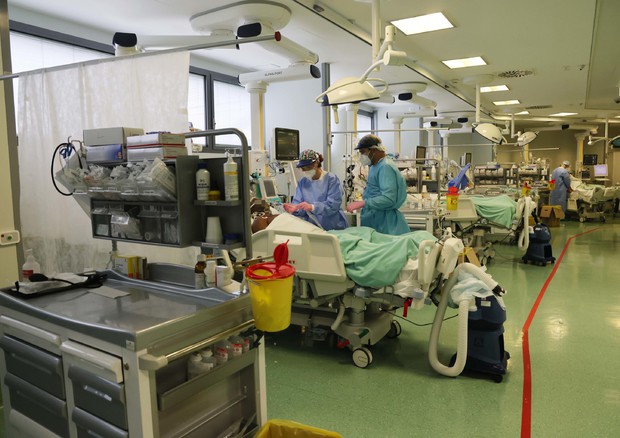 Un reparto Covid presso l'Ospedale 'Papa Giovanni XXIII' di Bergamo, archivio © ANSA 