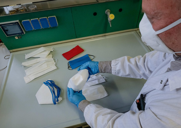 Coronavirus: test efficacia mascherine in laboratorio Arpa Lazio © 