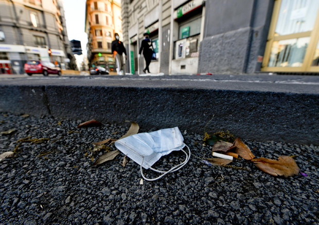 Guanti e mascherine gettate in strada a Napoli © 