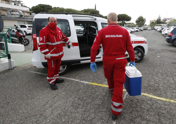 Personale medico della Croce Rossa al lavoro per i test sierologici © ANSA