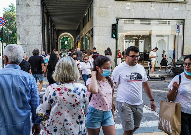 Coronavirus in Italy: people walking in Turin © ANSA
