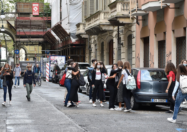 Torino, all'entrata di scuola © ANSA
