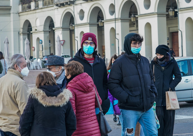 Gente in strada a Torino, archivio © ANSA