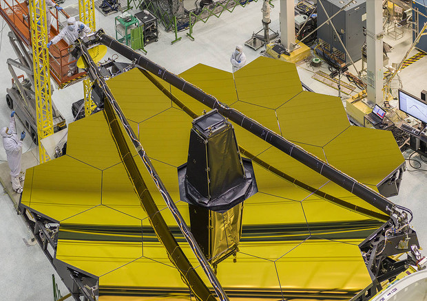 Lo specchio del telescopio spaziale James Webb, nella camera pulita (fonte: NASA/Chris Gunn) © Ansa