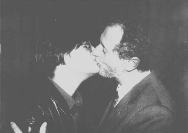 La foto storica del 1991 che ritrae l'immunologo Ferdinando Aiuti mentre bacia una donna sieropositiva per combattere lo stigma contro le persone con Hiv. © ANSA 