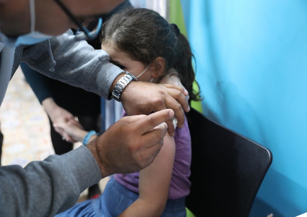 Una bimba si vaccina © EPA
