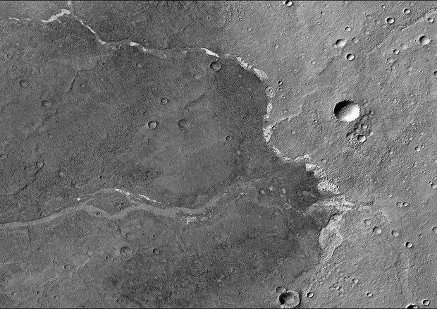 In bianco i depositi di sali trovati da Mro all’interno di un canale ormai asciutto su Marte (fonte: NASA/JPL-Caltech/MSSS) © Ansa