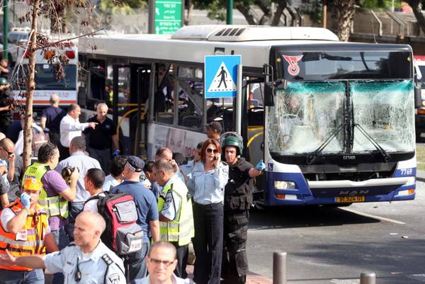 L'autobus colpito dall'attentato a Tel Aviv