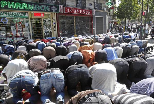 Muslims pray in the streets of Paris for the end of Ramadan. [ARCHIVE MATERIAL 20100910 ]