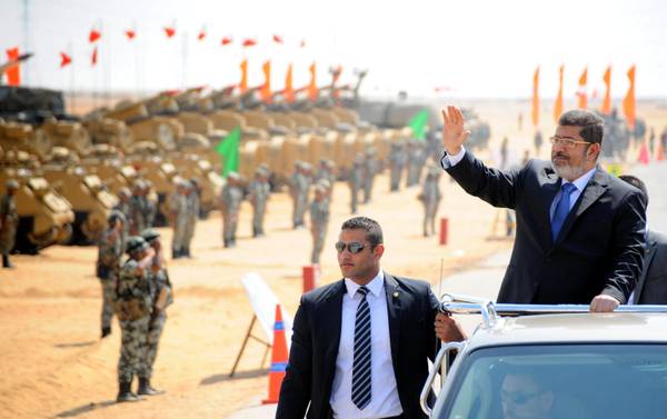 Egyptian President Mohamed Morsi inspects the 6th armored division of second army, in Ismailia (archive photo)