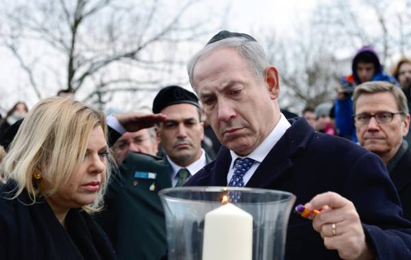 Israeli Premier Netanyahu light candles at the 'Gleis 17'memorial  in Berlin