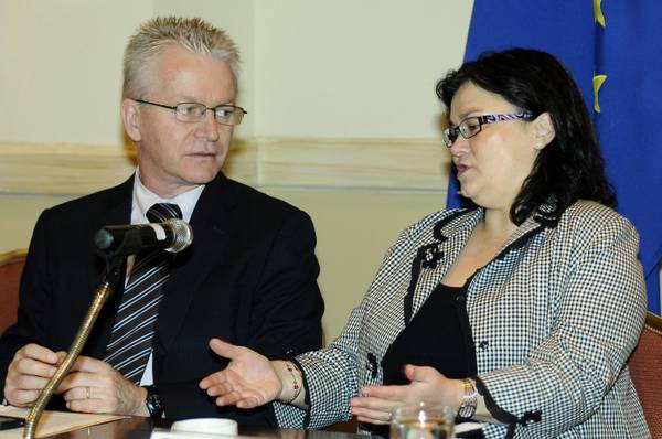 L'eurodeputata olandese Emine Bozkurt durante un convegno