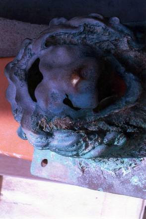 Un'immagine della testa del leone di bronzo ritrovato