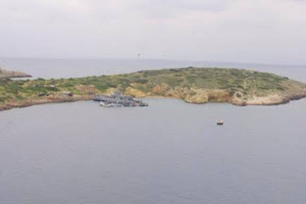 La piccola isola di Fleves sarebbe tra quelle che il governo greco intende affittare a privati