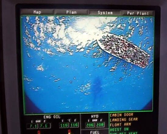 Un barcone con circa 300 immigrati sul monitor di un elicottero AW139 della Guardia Costiera