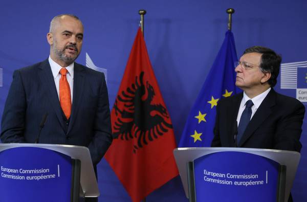 Il premier albanese, Edi Rama, e il presidente della commissione europea, Jose Manuel Barroso
